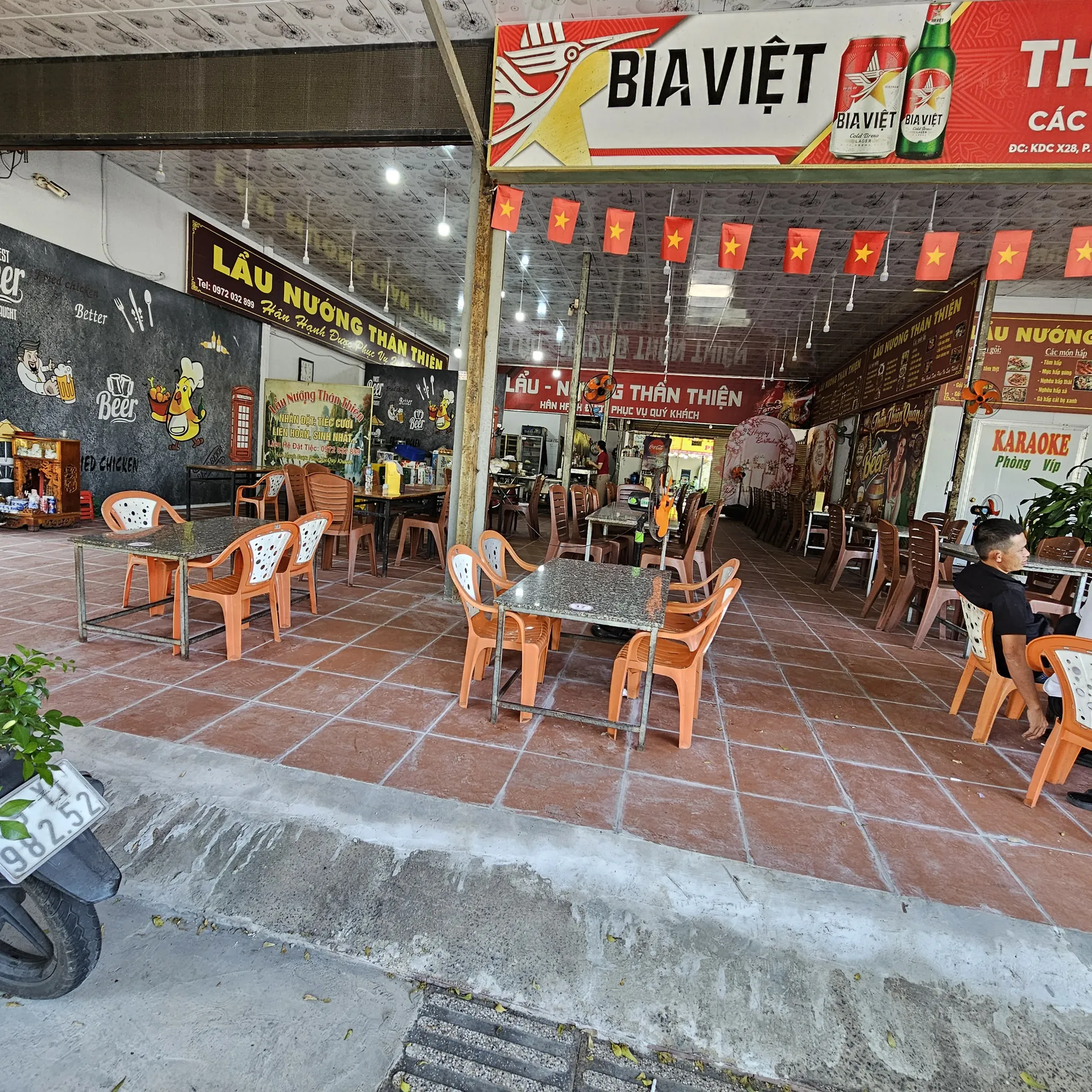 Không gian quán lẩu nướng thoáng mát
