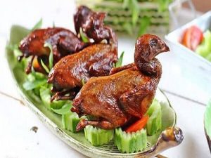 Bồ câu nướng muối ớt / sa tế