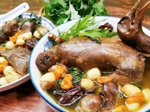Bồ câu tiềm nấm + hạt sen