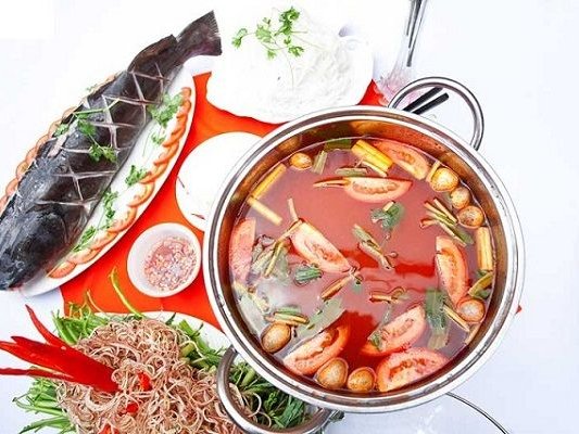 Cá lăng nấu lẩu măng chua