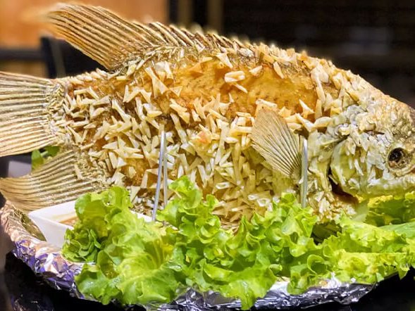 Cá tai tượng chiên xù cuốn bánh tráng