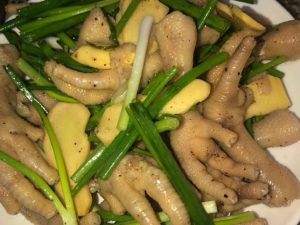 Chân gà hấp rau răm