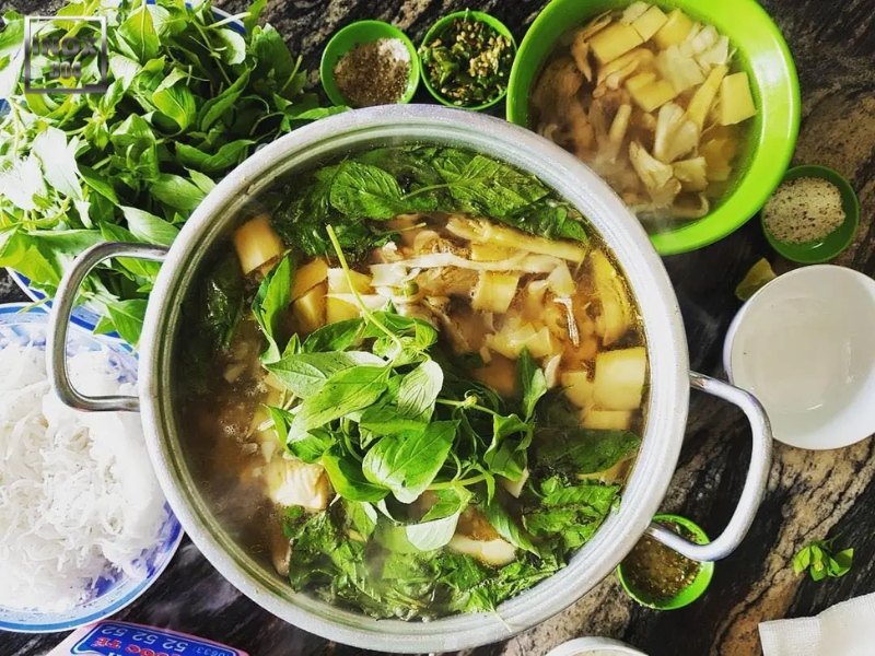 Lẩu gà lá quế