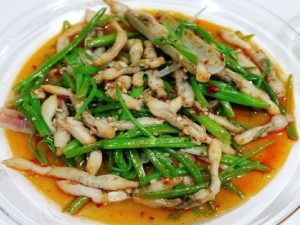 Móng tay xào rau muống