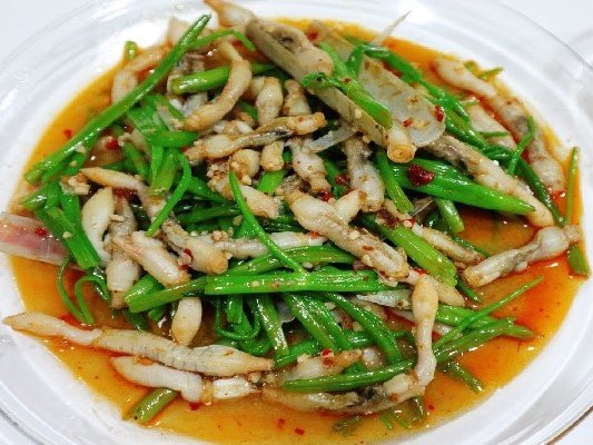 Móng tay xào rau muống